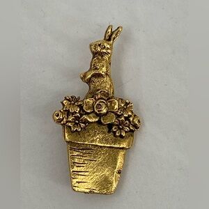 Flower Pot with Bunny Rabbit & Flowers‎ Gold Tone Pin Brooch 1.5" tall